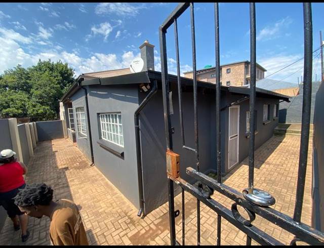8 BEDROOM HOUSE FOR SALE IN BRIXTON